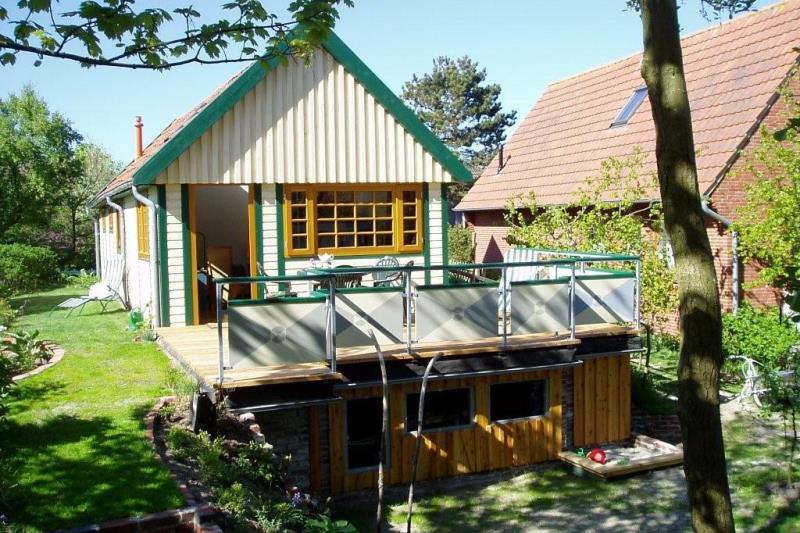 Spiekeroog Foto 1 Terasse und Garten mit Sandkasten