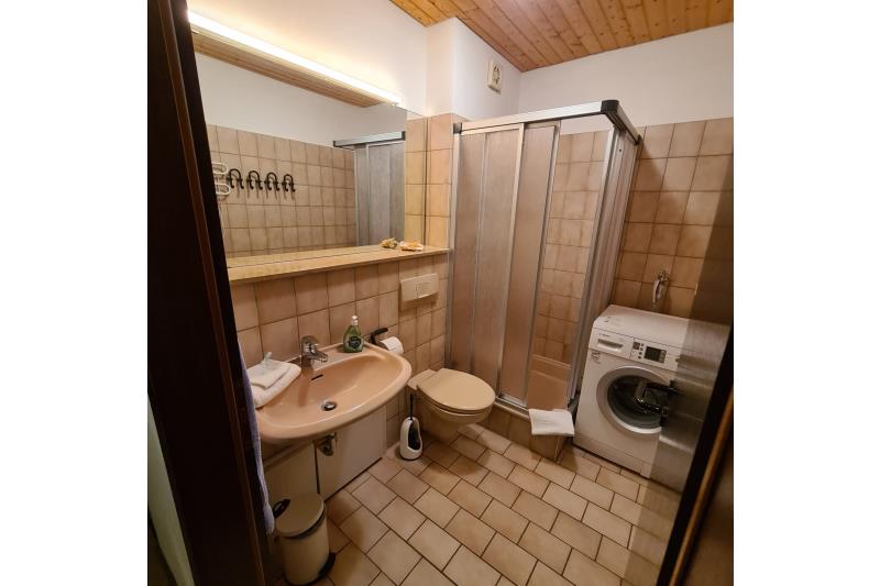 Spiekeroog Foto 5 Dusche, WC und Waschmaschine unten